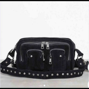  - Säljer den här snygga nunoo väskan, mellan stor, använt några få gånger, väldigt bra skick!!! Manchester material Nypris: 1090 Mitt pris:700