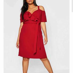 en vinröd klänning, den är röd på bilden men i verkligheten är den vinröd!