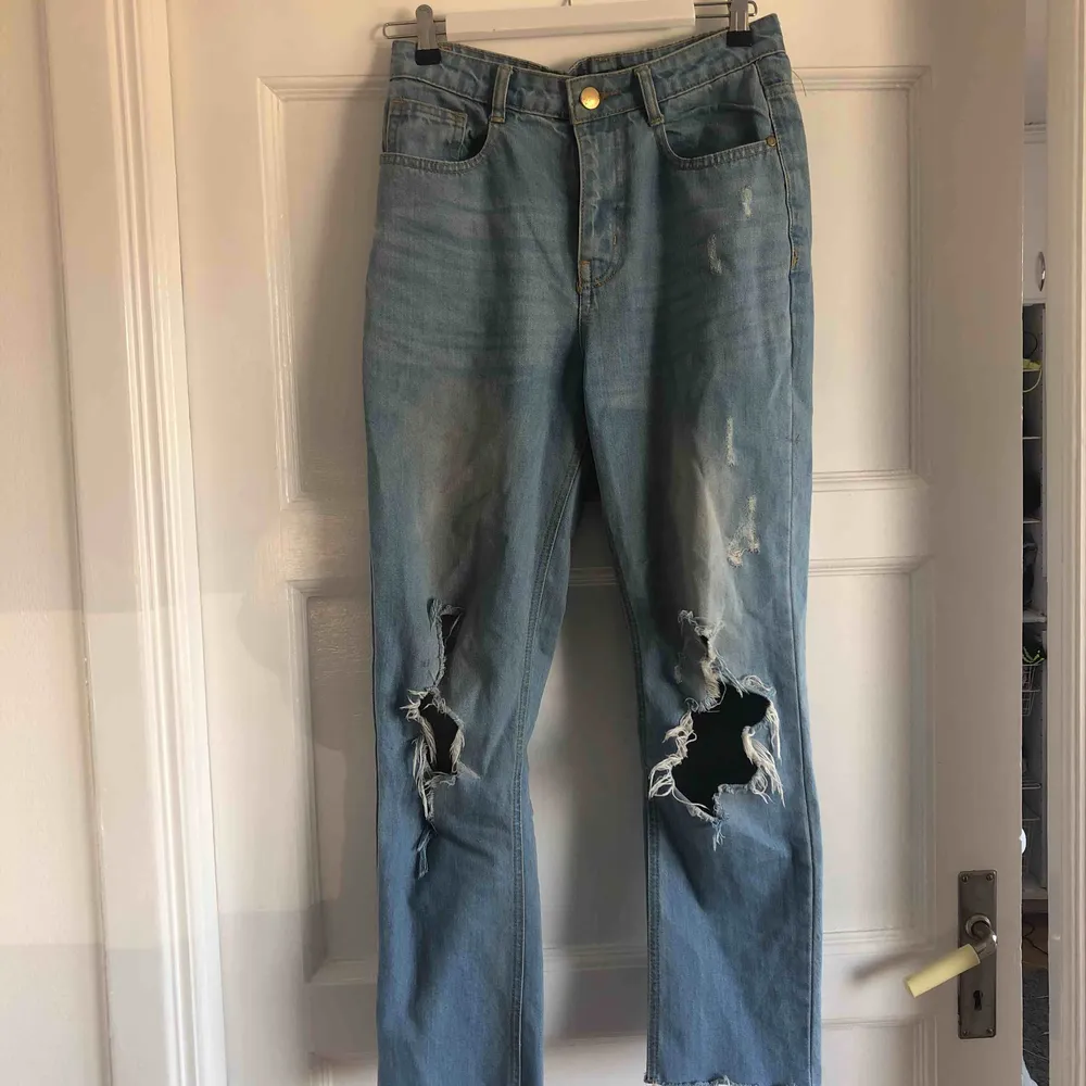 Håliga ljusblåa jeans från boohoo i storlek 36, jättefina men lite försmå för mig. I bra skick.. Jeans & Byxor.
