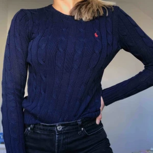  - En fin marinblå Ralph Lauren tröja🙌🏼 Knappt använd så är så gott som ny✨