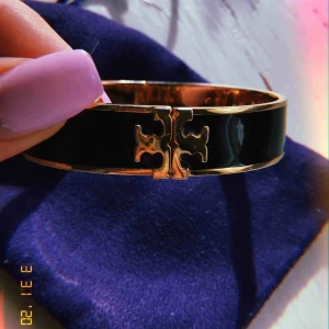  - Tory Burch armband i fint skick, använt fåtal gånger. Köpt förra vintern. Nypris 1645:-, mitt pris 600 eller bud 🖤