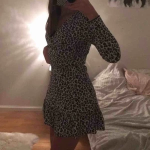  - Leo klänning med knytning i median, super mjukt material 