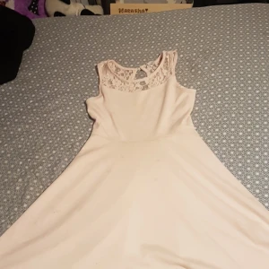 En kort rosa klänning - De här en ljus rosa klänning och de tvär spets i ryggen.