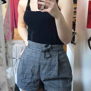  - Super fina ruta shorts men ser nästan ut som en kjol, köpta här på plick men lite stora för mig 😔 Frakt inräknat i priset, betalning sker via swish💕 bara att skicka ett meddelande vid frågor/om du vill ha fler bilder mm🥳 går alltid att pruta 
