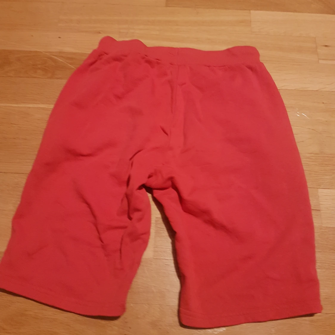Röda shorts - 90
