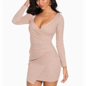 Fin klänning från NLY - Super fin klänning från Nelly. Fint skick förutom några ”lösa” sömmar på sidan men inget som syns så mycket eller störs. Fin beige färg och klänningen är i S.  Nypris: ca 400kr finns inte att köpa längre.  Köparen står för frakt.