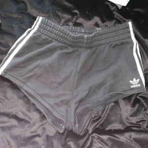  - Mjukis shorts från Adidas i storlek S, hög midja visar nästan halva rumpan när man bär dom så du som köper är beredd på det, annars bra skick! Tillkommer frakt på 44kr