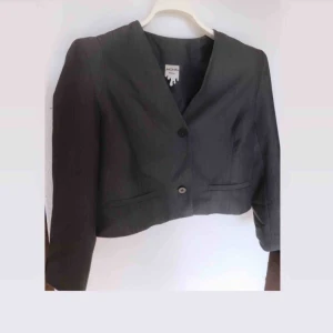  - Grå kort kavaj från Monki. Fint skick. Puffar i axlarna.