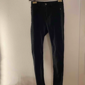  - Ett par svarta vanliga highwest Molly jeans från Gina-tricot. Aldrig använda, tyvärr så tog jag av lappen innan jag hade bestämt mig för om jag skulle behåll dom.  +frakt