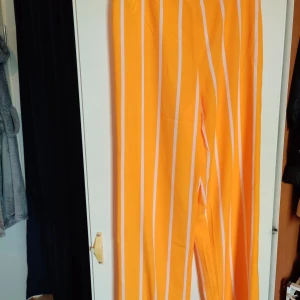 Vida byxor strl S - Vida byxor från bikbok, strl S. Aldrig använda.