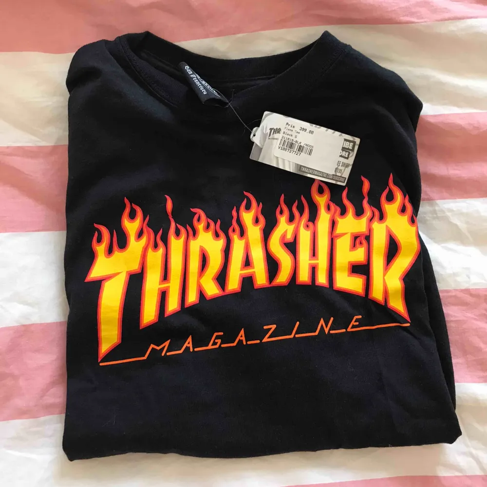 THRASHER t-shirt, oanvänd: prislapp kvar! Köparen står för frakt. Köpt för 399kr. . T-shirts.