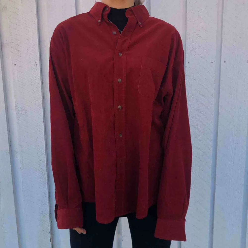 Röd skjorta i manchestertyg, jättesnygg både att bära både stängd och öppen med en tröja under🥰. Skjortor.