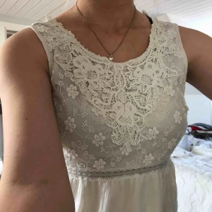  - Vit blus, perfekt till sommaren.