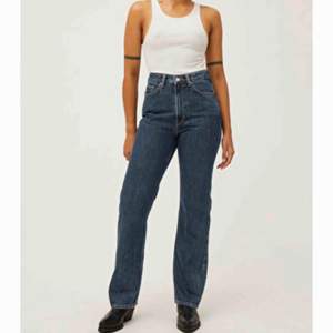 Säljer dessa jeans från weekday i modellen Rowe då dom är lite förstora på mig. Storlek 24/30 och är lite långa på mig som är 160cm. Bra skick men kan skicka fler bilder vid intresse.😝 köparen står för frakten!