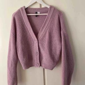  - Säljer min lila stickade kofta från H&M i storlek M Så fin och skön och perfekt nu till våren och sommaren💕💞🙌🏼