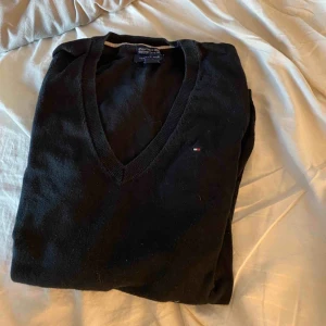  - En Tommy hilfiger tröja i storlek S, sitter fint och är kroppsformad i modellen 