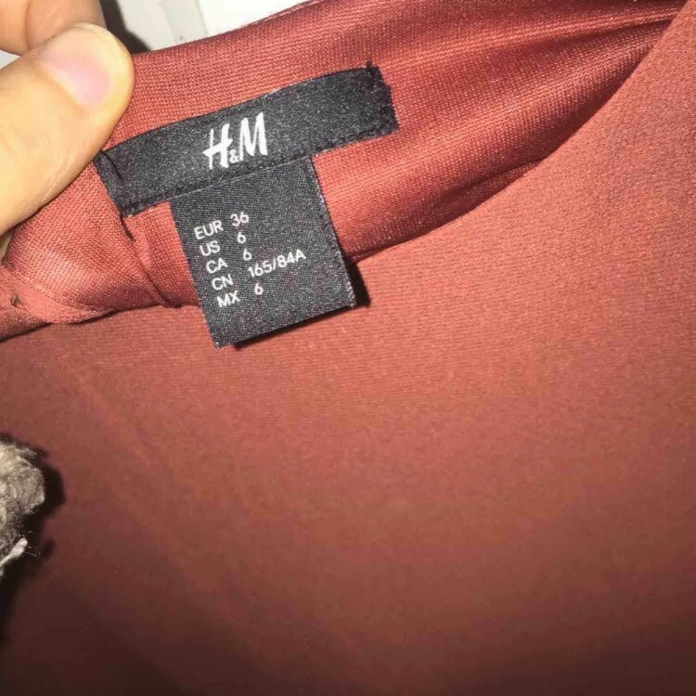 En fin blusar från h&m använd några gånger men den är skön att ha på sig,köpte den för 269kr Köparen står för frakt.. Blusar.