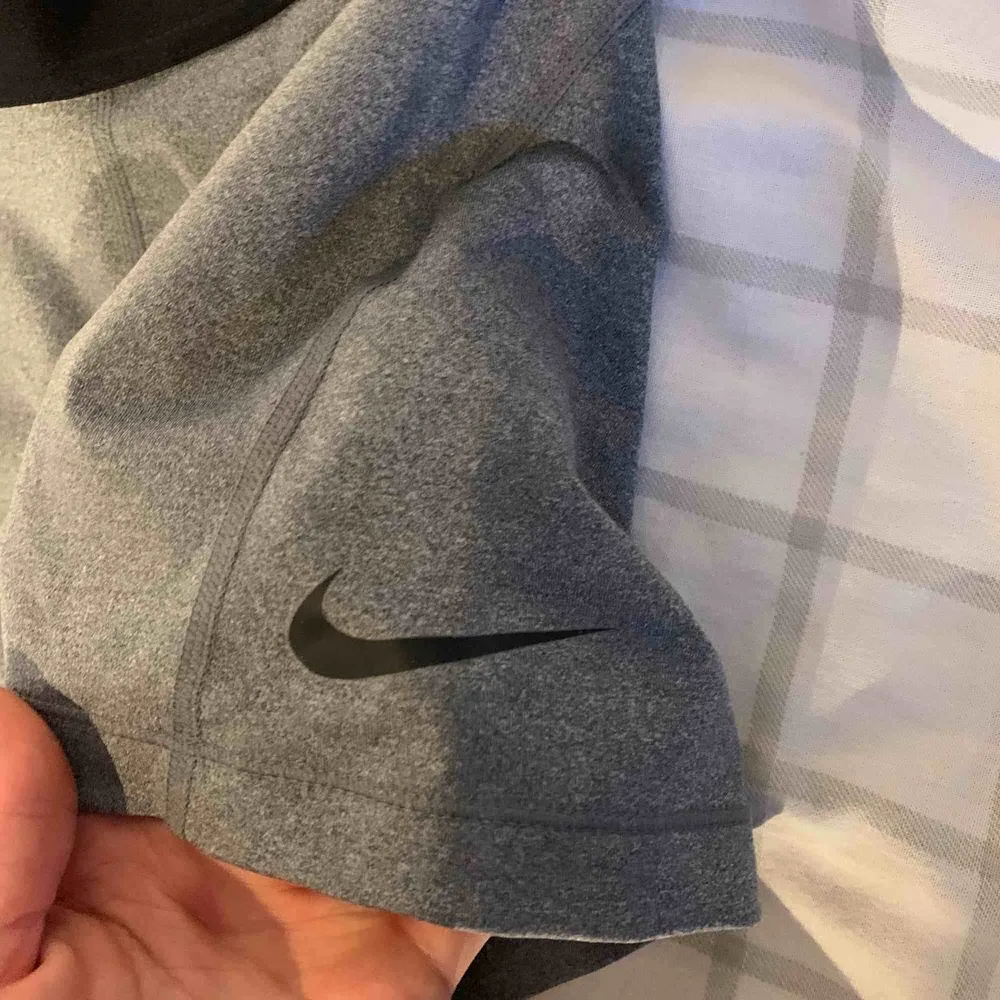 Nike PRO shorts i snygg grå färg. Frakt ingår . Shorts.