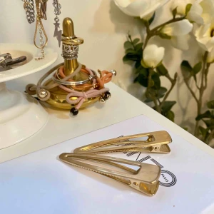  - Guldiga jättefina hårklämmor! 2 st. Som den nedre på andra bilden.