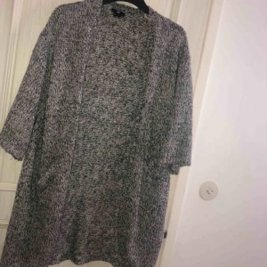  - Jätte fin jätte mysig cardigan har ingen användning för den där av säljer jag den, i nyskick, möts upp i Göteborg eller står köparen för frakt 