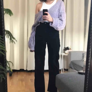  - Manchester jeans från Weekday! Använda Max 2 ggr, som nya! Jag är 180 lång och har normalt 36/38❣️köparen står för frakt! Kan prutas på!