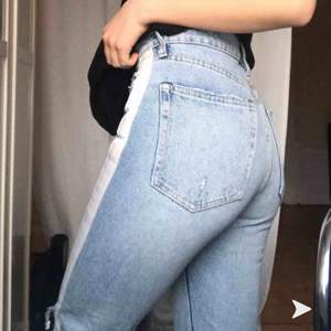 Snygga jeans från Zara. Lappen e lite svår å tyda hehe men ni kan ju göra ett försök🤪🥰. Jag är ca 160cm. Skriv privat för mer bilder eller info💓