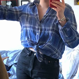  - Rutig skjorta i linne, funkar bra över t-shirts men är även skön att knyta upp när det är varmare ute. Skjortan är i superfint skick:D