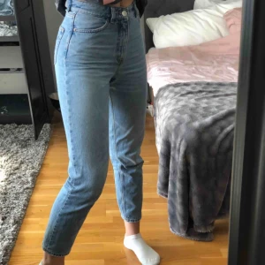  - byxor från monki med stjärnor jag ritade dit själv 😗😗