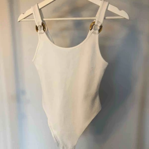  - Vit, ribbad body, använd en gång!