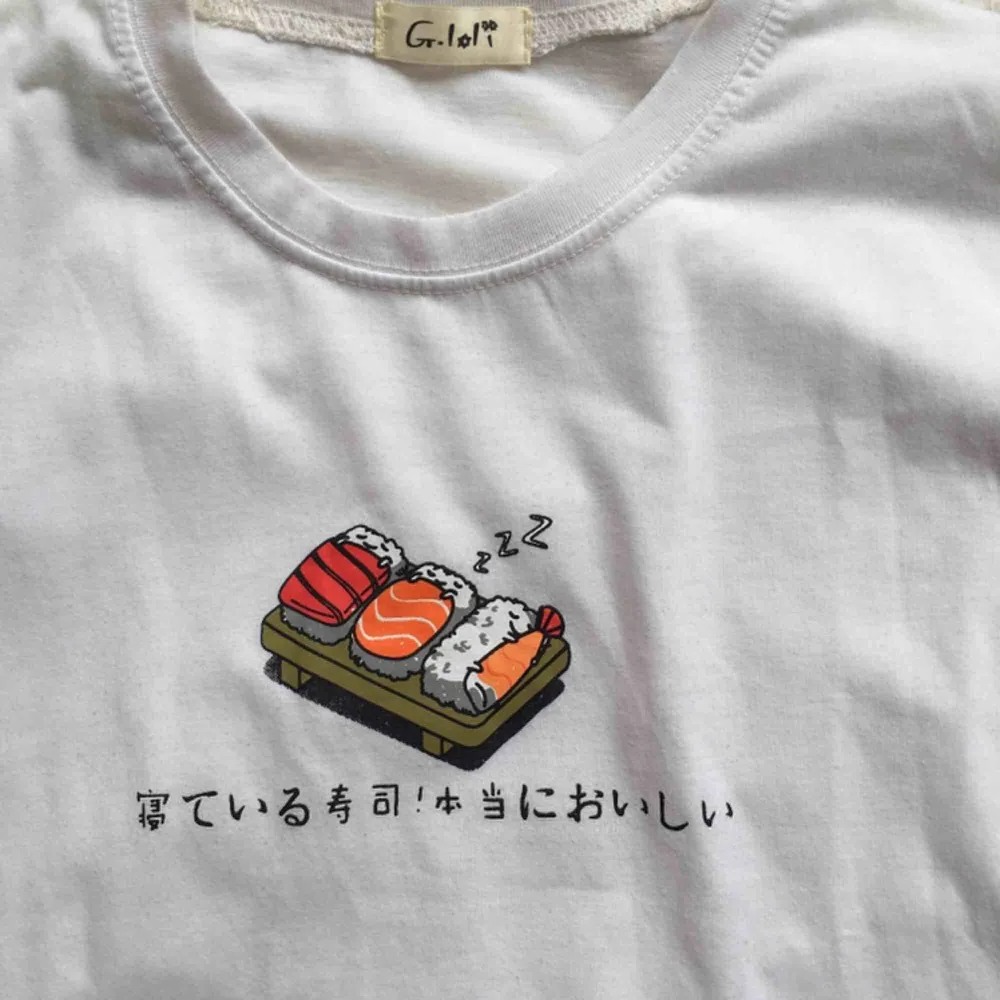 Jättesöt sovande sushi tröja🍣 frakt ingår💘. T-shirts.