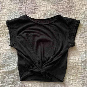  - Frakt ingår i priset. Crop top en knyter nertill.