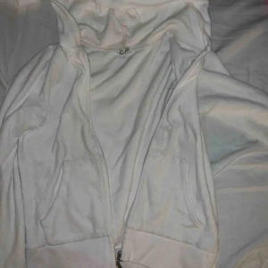  - As söt vit zip up från barnavdelningen på Cubus typ velourtyg, strlk 146/152 men motsvarar en Xs!