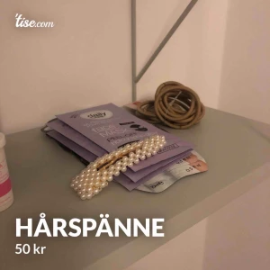  - Säljer ett väldigt trendigt pärlhårspänne, säljer då jag tröttnat på det och inte används längre. Ganska använt men syns inte över huvud taget, alla pärlor är kvar! Köpt för 99kr och säljer för halva priset, dm vid frågor.