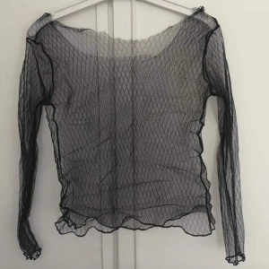 Mesh tröja frakt ingår xs-m - Skulle uppskatta till xs-m (liten m kanske) Klippt kragen eftersom ja ville ha den under t-shirt utan att kragen syntes, går klippa till den snyggare än vad jag gjort 😂 men annars bra skick använd typ en gång 40kr inkl