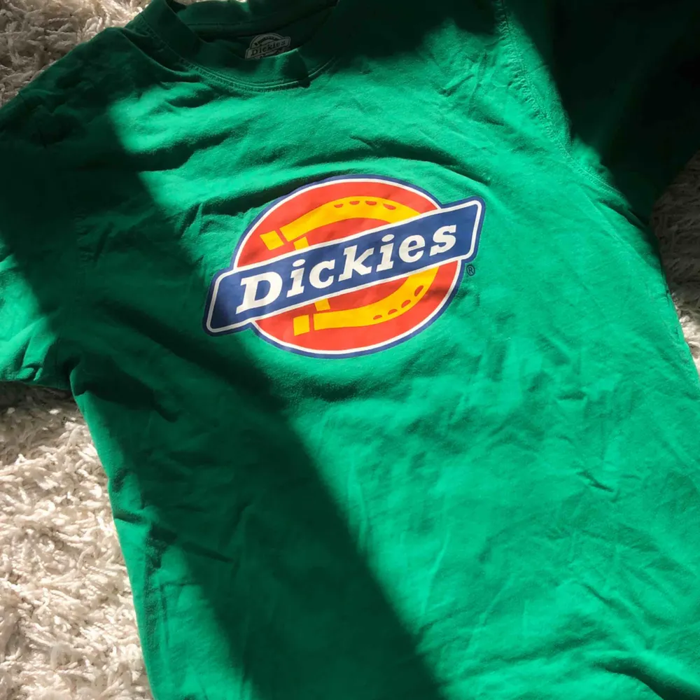 Otroligt fin tröja från Dickies! Älskar färgen, men kommer tyvärr inte till användning längre :( Jättebra skick! Säljs för 120kr och frakt (30kr)🤩. T-shirts.