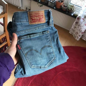  - Levi’s jeans i storlek 25. Har använts en del men ändå bra skick. Kan frakta mot att köparen betalar frakt.