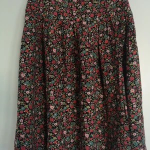 Knälång kjol - Blommig knälång kjol med bredd runt midjan, superfint på och passar med allt! Kommer inte till användning längre. Storlek 38