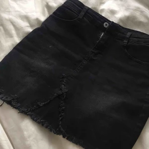  - Kjol från Denim Stories, passar till allt och är riktigt skön då den är super stretchig! 