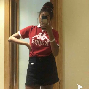  - SÄLJER BÅDA PLAGGEN PÅ BILDEN!  Kappa tröja: 60kr 🦋 storlek s/m Zara kjol: 90kr 🦋 storlek m  