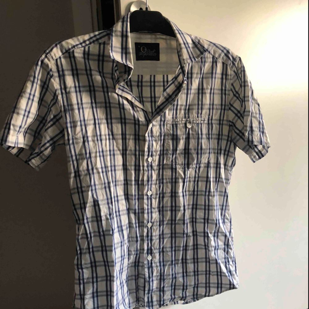Somrig skjorta med korta ärmar från Peak Performance!  Sparsamt använd!   Hämtas hos mig på Kungsholmen eller skickas mot frakt på 18 kr! 💌. Skjortor.