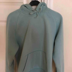  - En Carhartt hoodie i nyskick, nypris - 900kr, xs man sitter som en small/medium dam!