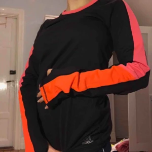  - Extra varm adidas tröja med öppningar så tummen kan sticka ut! Aldrig använd ✨