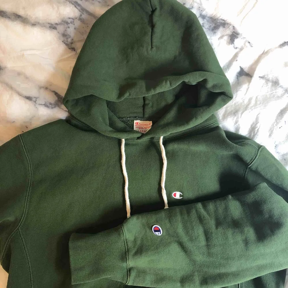 Grön Champion reverse weave hoodie köpt på Caliroots. Den är använd men i fint skick. Stolek Large men den passar på mig som vanligtvis har M.   Kan fraktas då köparen står för frakten eller hämtas på Norrmalm.. Hoodies.