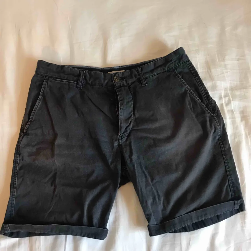 Snygga blåa shorts från NN07. Till försäljning då jag har växt ur dem. Storleken är 33 och fraktkostnad tillkommer.. Shorts.