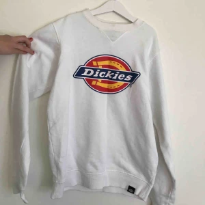  - Snygg vit tröja från Dickies. Köpt för 650kr. Köpare står för frakt. Bra skick. Ostruken på bilden. Passar som en storlek xs/s beroende på önskad passform. 