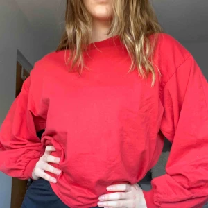  - Knappt använd sweatshirt från Nelly med stora ärmar!! Så fin✨✨ Köparen står för frakten