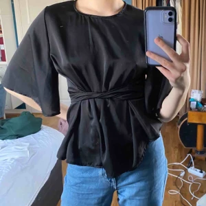  - Så fin och elegant tröja som jag köpte i någon butik i Spanien i höstas! Går att knyta både fram och bak! Står ingen storlek men den går nog för alla mellan 34-38! Köparen står för frakt. 