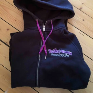  - Jättefin peak hoodie, Passar S/M