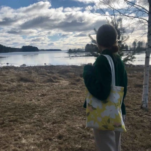  - Tygkassarna finns i 8 olika tryck. Gratis frakt i hela landet. 1 för 149kr. 2 för 249kr. 3 för 299kr. Har dragkedja och ett innerfack med dragkedja. Skicka ett meddelande för att köpa. Betalning sker via swish. @tygkassen på instagram❤️🧡💛💚💙💜