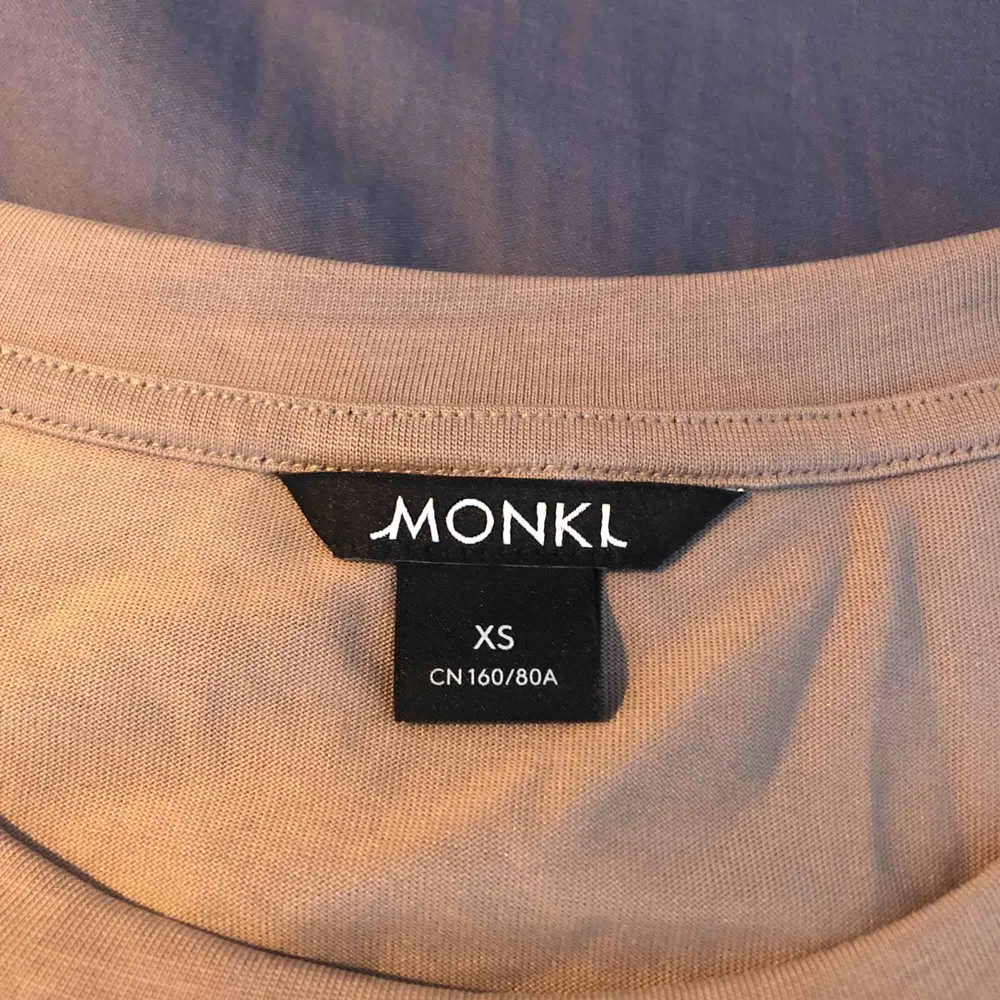 T-shirt från Monki, jättebra skick och skön! Säljer då den är för liten på mig. Mötas upp i Stockholm eller frakta💕. T-shirts.